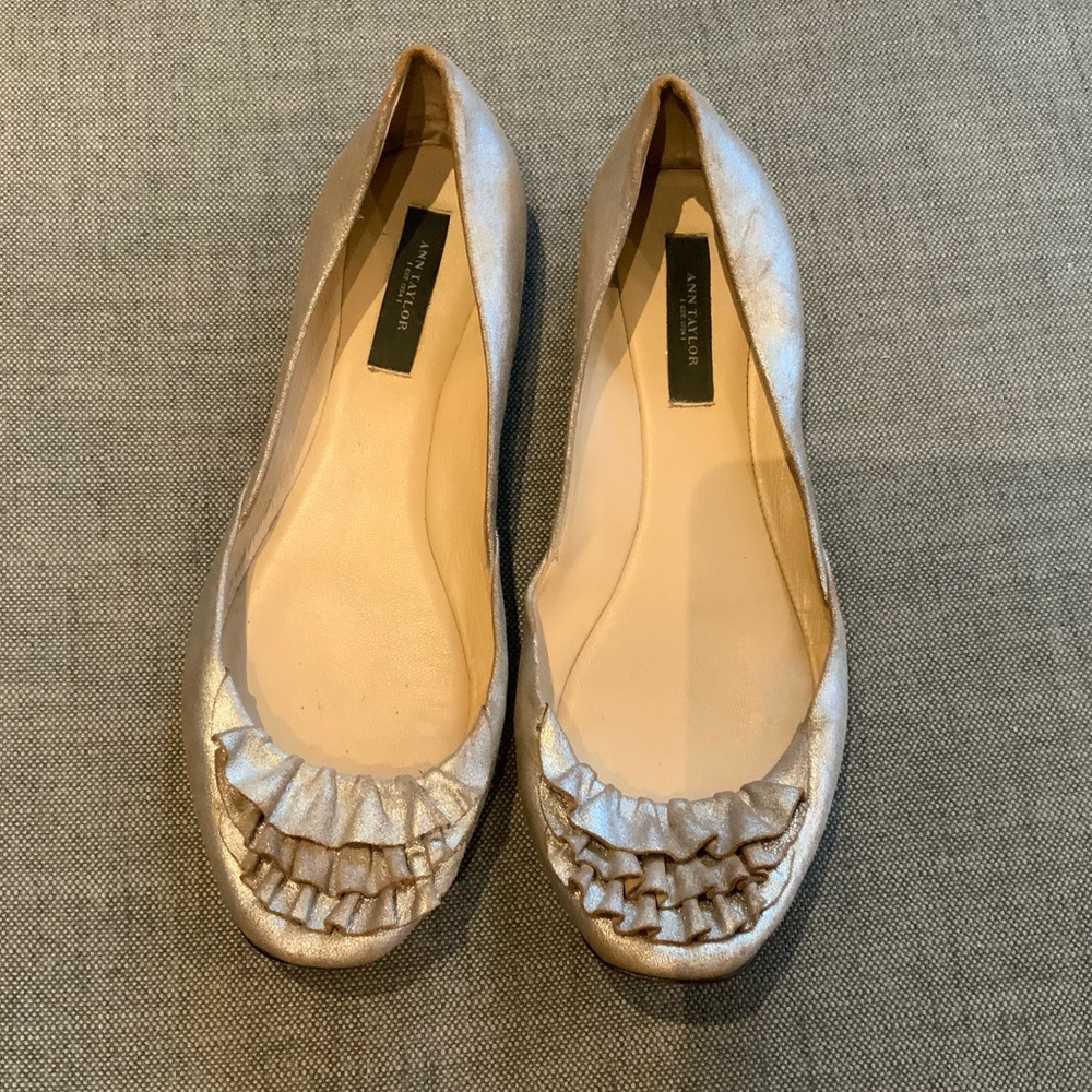 Ann Taylor 8.5 metallic leather ruffle toe flats.